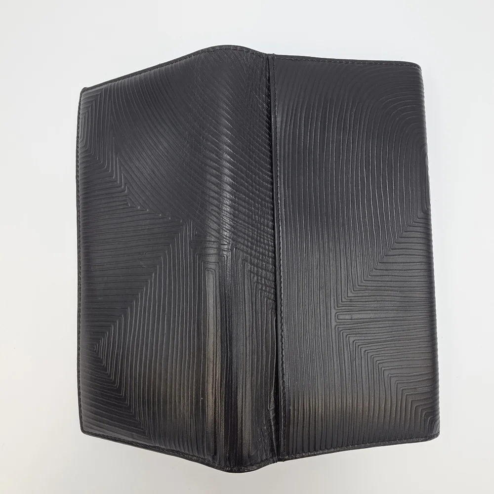 Bally textured black